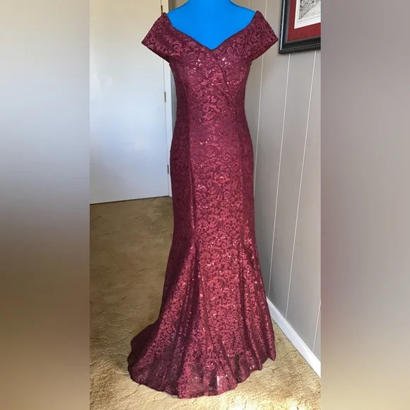 MORGAN & CO. BURGUNDY DRESS. - Picture 4 of 16